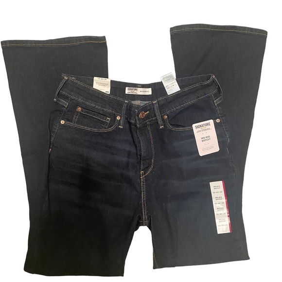Denim - Levi Signature Bootcut NWT Jeans 12S